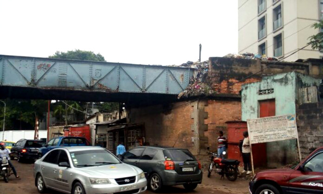 Kinshasa : Un viaduc de la SCTP ploie sous le poids des ordures à Barumbu