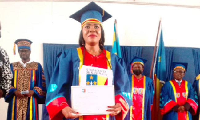 UNIKIN : la cheffe des travaux Rosine Ali Ekangu proclamée docteur en biologie
