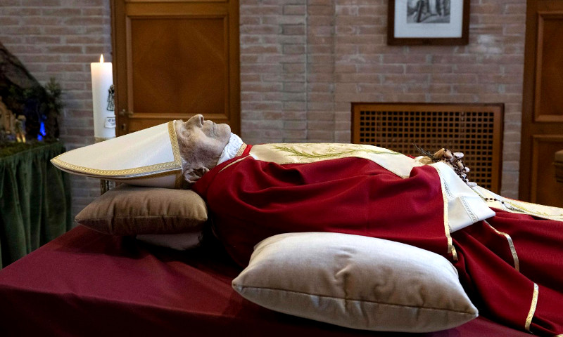 Pope Benoit XVI death: his mortal remains displayed this Monday at Saint-Pierre basilica