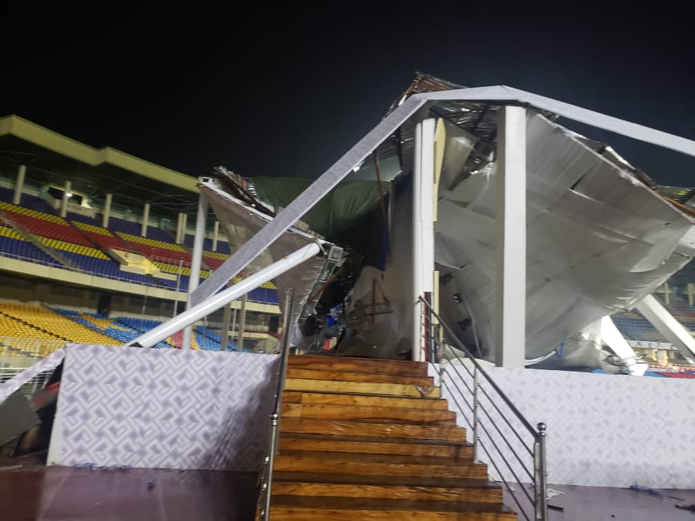 Pluie diluvienne à Kinshasa : la tribune du Pape François s'écroule au stade des Martyrs