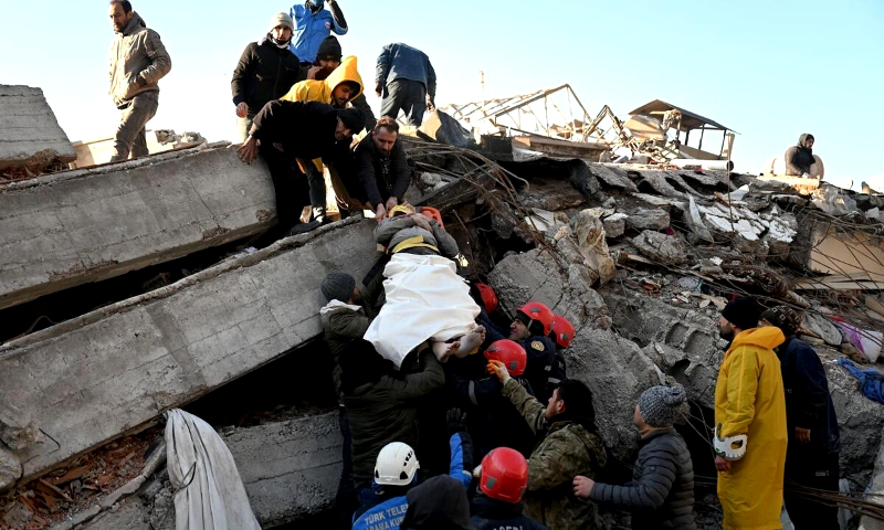 Le bilan des séismes en Turquie et Syrie dépasse 7 000 morts, l'état d'urgence déclaré