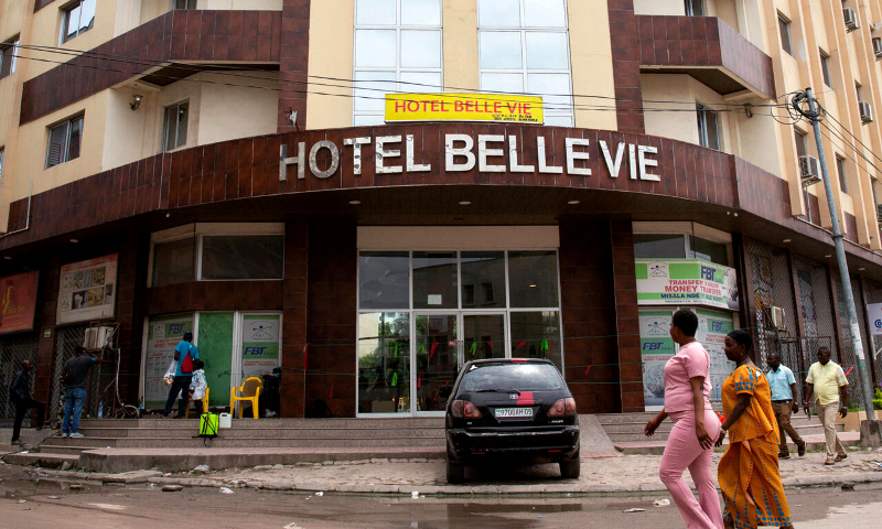 L’environnement pollué par la présence des eaux contenant des matières fécales devant l’hôtel Belle Vie à Gombe