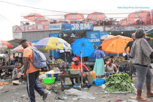 Kinshasa : des tables et chaises brûlées au marché pirate du rond-point des Huileries